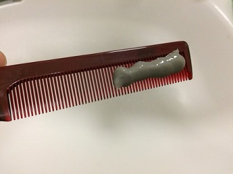 「サンカラーマックス」をクシに付ける